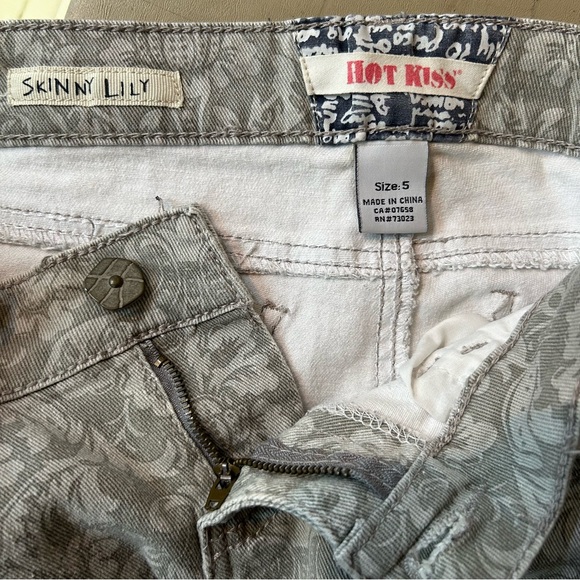 Hot Kiss Skinny Lily Woman’s jeans. Grey paisley pattern Size 5. - Picture 5 of 5